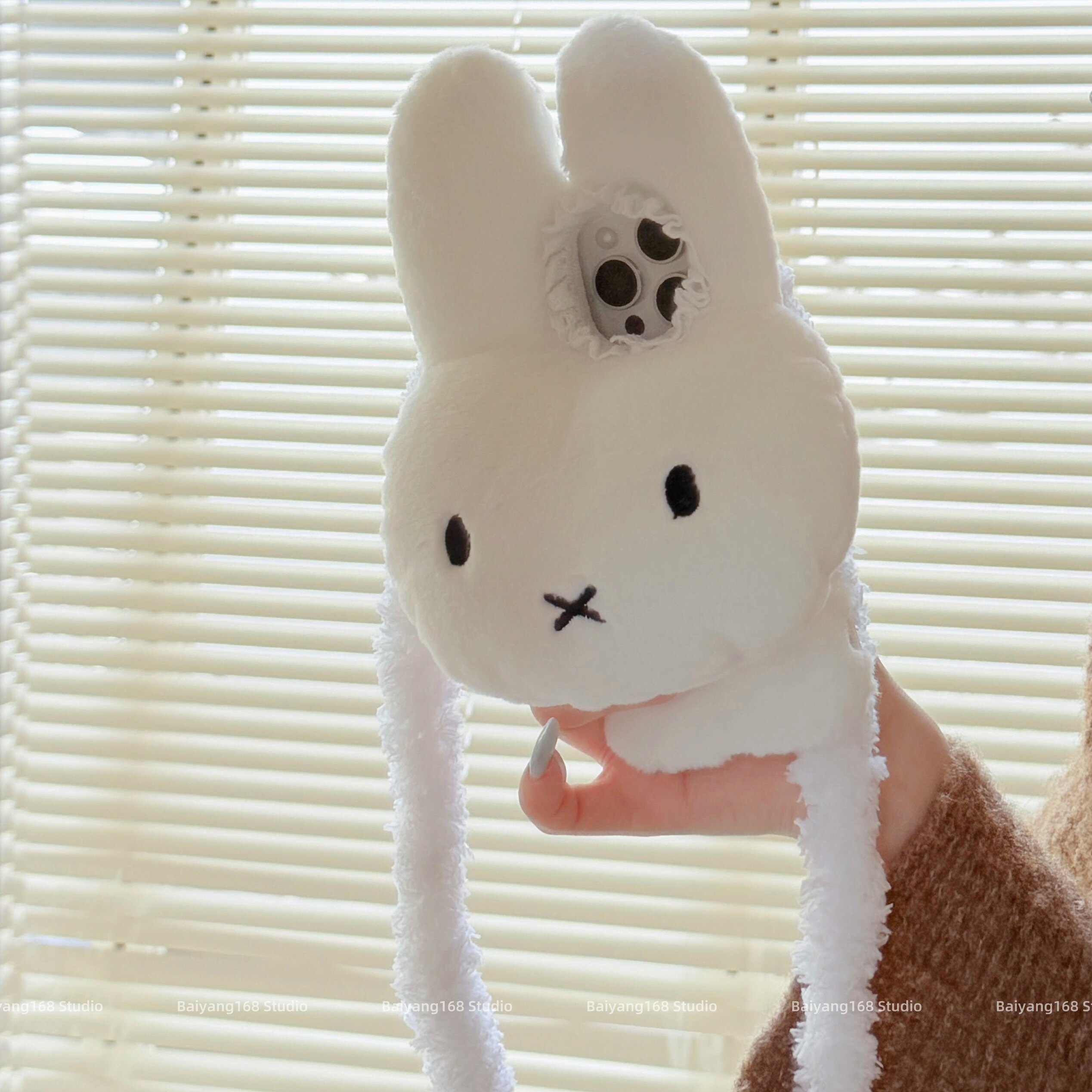 立体毛绒米菲兔iPhone挂绳手机壳
