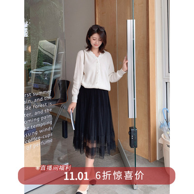 温柔风米色羊毛混纺V领针织开衫