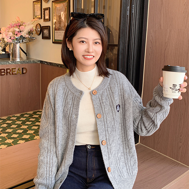 紫璐莱圆领单排扣爱心刺绣开衫