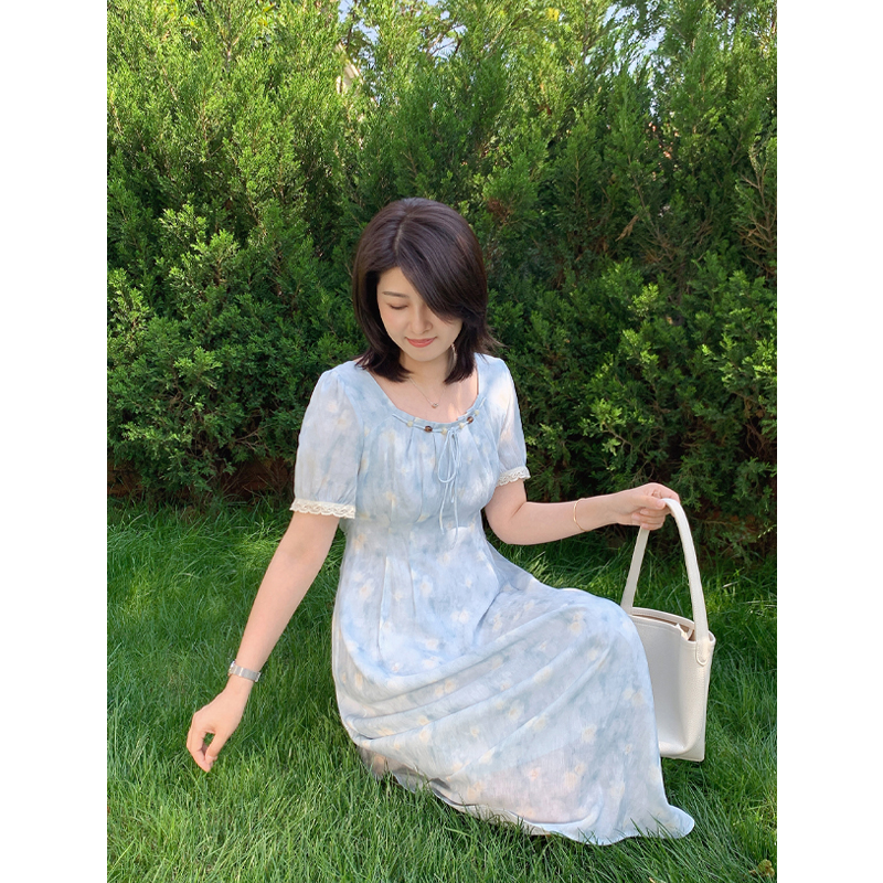 收腰花边袖蓝色方领印花连衣裙