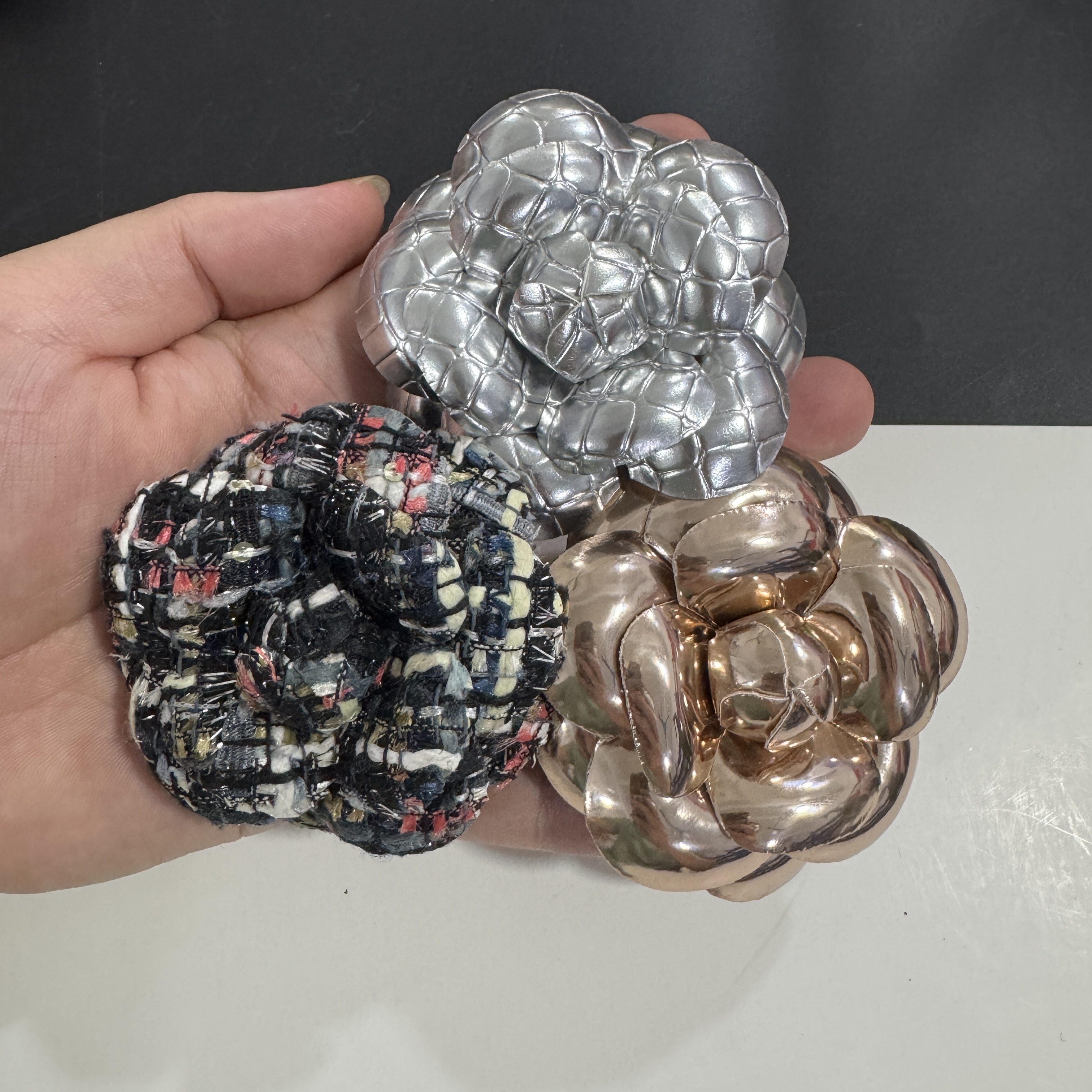 新款6.6cm多朵混搭纹山茶花高端皮面超定型胸花小香花加胸针发夹