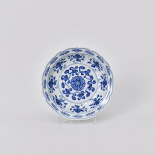 无尘格古青花缠枝灵芝菱口盘直径:19.7cm底径11.5cm高度3.9cm