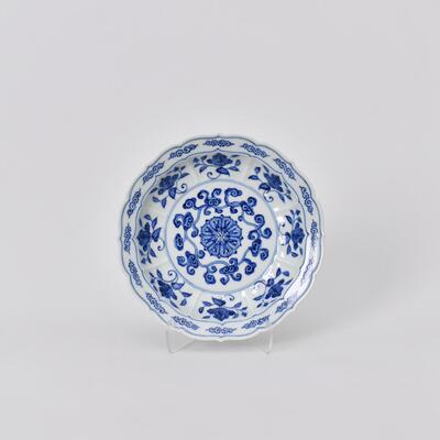 无尘格古青花缠枝灵芝菱口盘直径：19.7cm底径11.5cm高度3.9cm