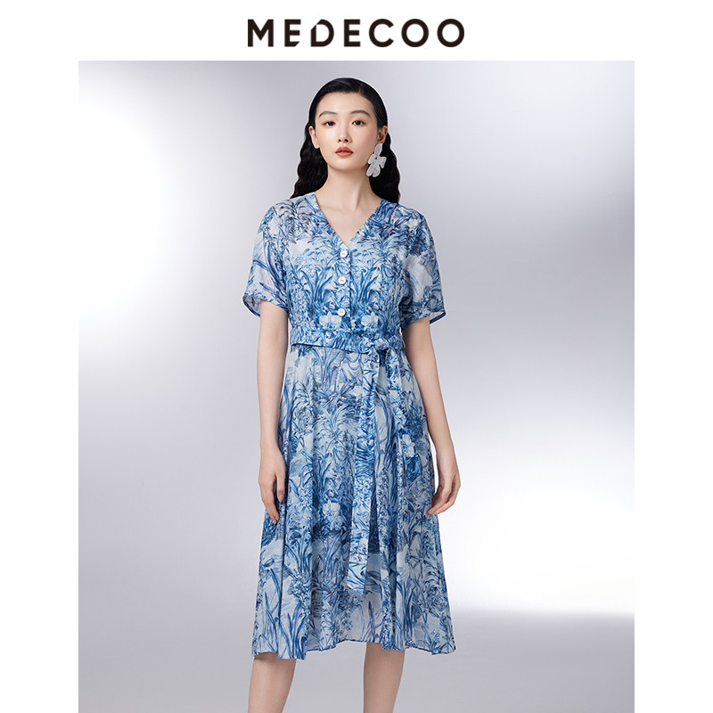 MEDECOO/墨蒂珂2025夏新款女装印花V领百褶连衣裙真丝裙MIX90206