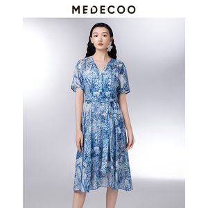 MEDECOO/墨蒂珂2025夏新款女装印花V领百褶连衣裙真丝裙MIX90206