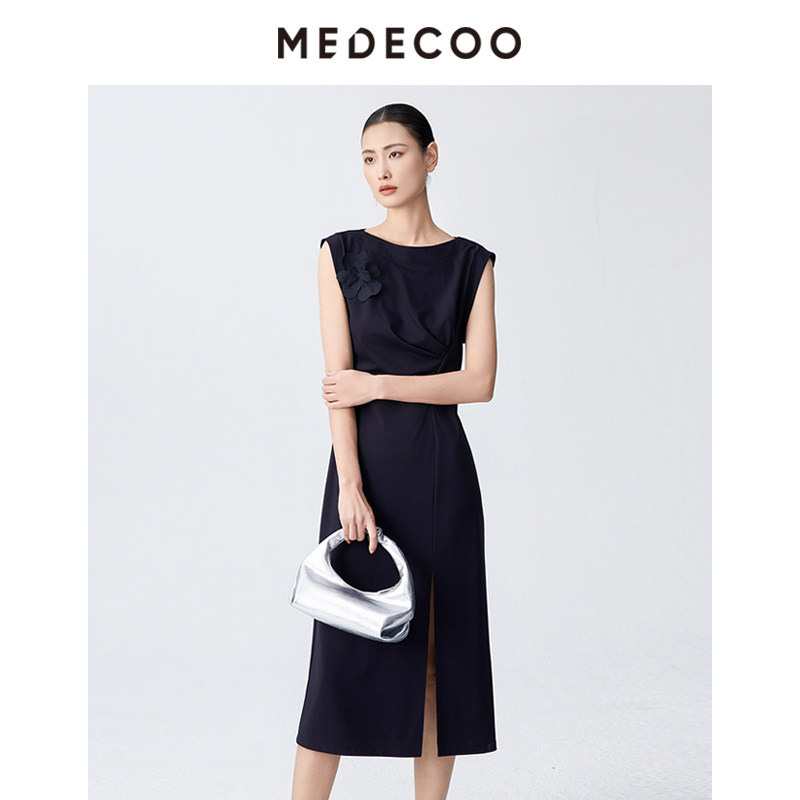 MEDECOO/墨蒂珂2026夏季新款收腰开叉圆领无袖胸花连衣裙MJX90107 - 实物图