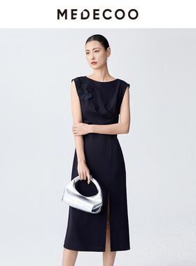 MEDECOO/墨蒂珂2025夏季新款收腰开叉圆领无袖胸花连衣裙MJX90107