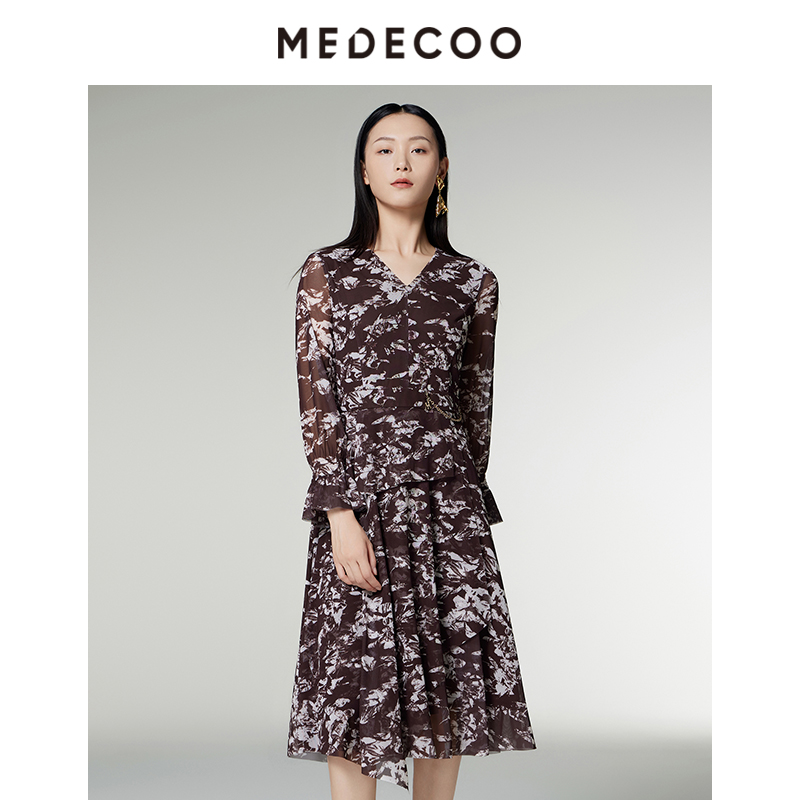 墨蒂珂A字V领印花喇叭袖连衣裙