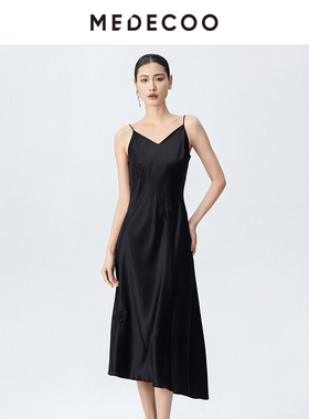 MEDECOO/墨蒂珂2025夏季新款 性感吊带斜摆V领醋纤连衣裙MJX90102