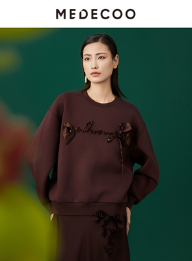 MEDECOO/墨蒂珂2025春季新款立体装饰钉珠落肩袖套头卫衣MJC62401
