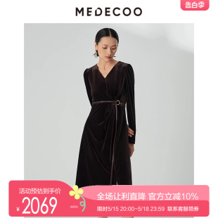 新款 复古收腰V领长袖 墨蒂珂2023冬季 MEDECOO 丝绒连衣裙MHD90407