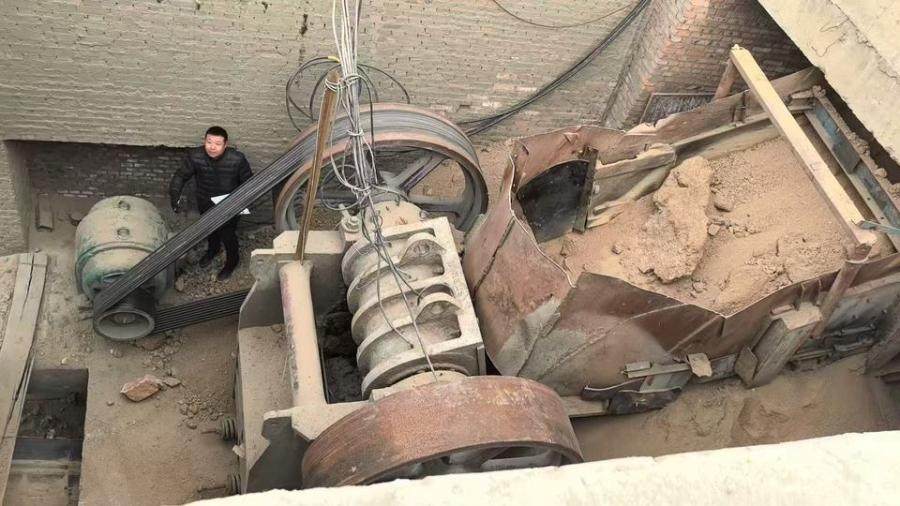 1月22日赤峰颚式破碎机一台（含110KW电机）、给料机一台（含22KW电机）、皮带输送机一台（含支架、22KW电机）、破碎机（二破）一台（含420KW电机）网络拍卖公告