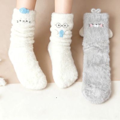 立体卡通白色小海豹毛绒袜子女中