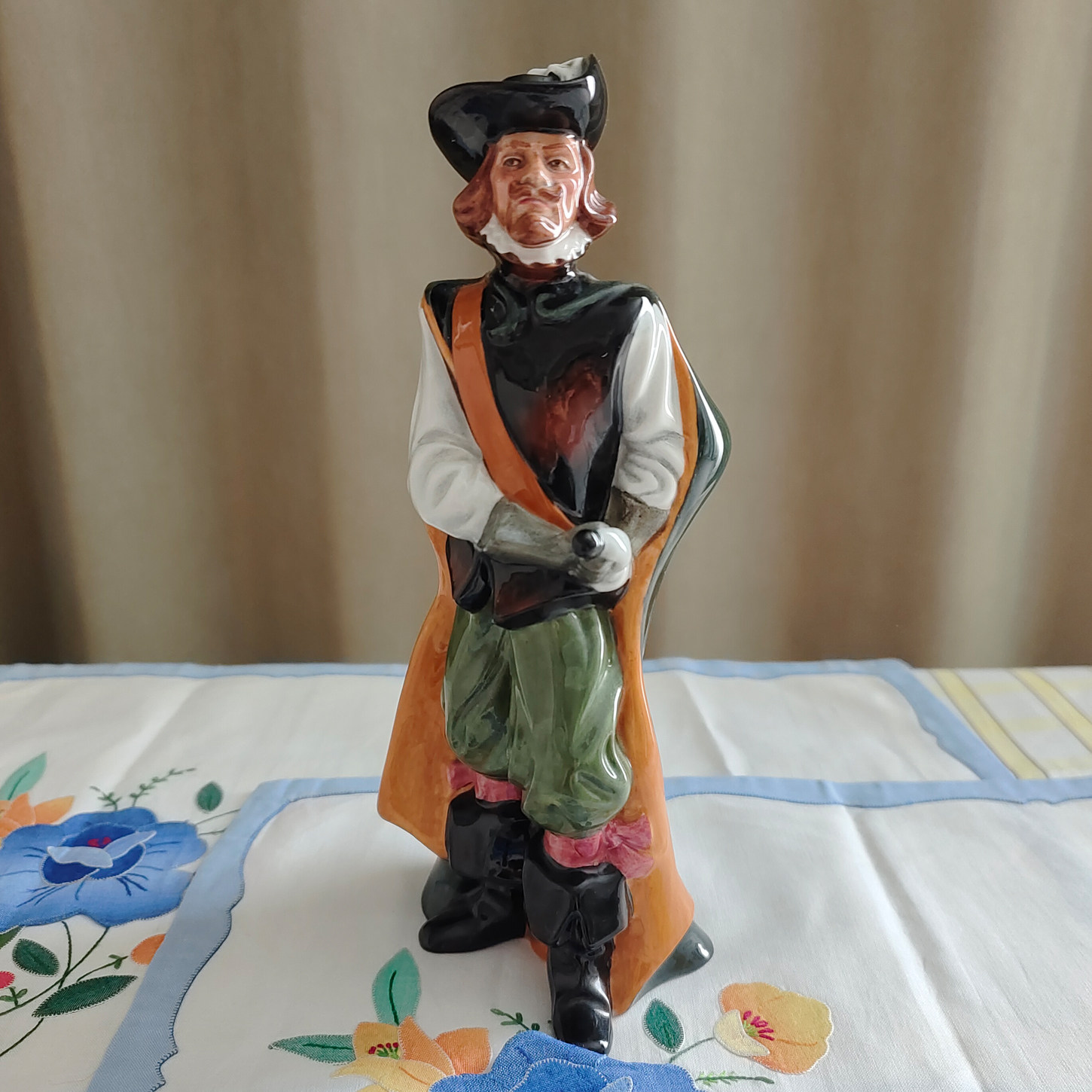 英国RoyalDoulton骨瓷骑士瓷偶