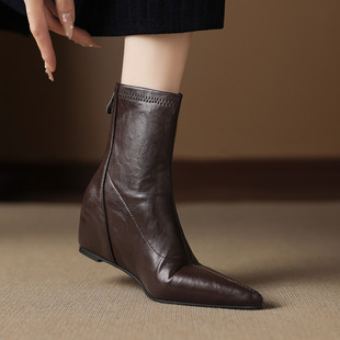 ladyblack高坡跟后拉链弹力单靴子秋冬内增高尖头大码短靴女41-43