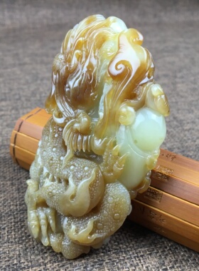 新疆和田玉且末料糖白玉龙手把件