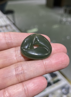和田玉湖水绿时来运转吊坠