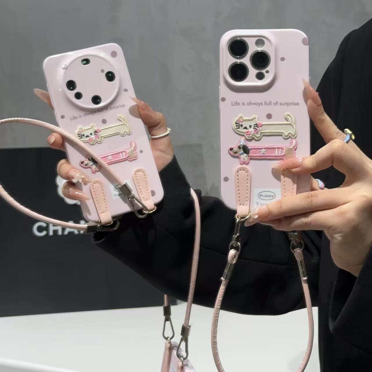 波点刺绣猫狗挂绳适用iPhone16pro苹果17promax菲林手机壳16plus个性AIR男女13pro华为P70vivo小米15oppo小众