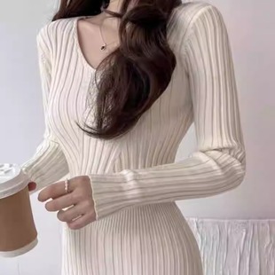 法式复古毛衣裙女秋冬中长款收腰显瘦紧身包臀V领长袖针织连衣裙