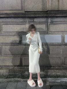 设计感小众纯白针织连衣裙女2024年秋冬新款修身显瘦打底内搭长裙