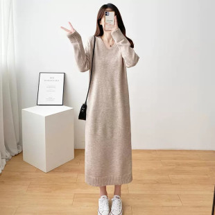 中长款毛衣裙过膝女秋冬新款打底宽松脚踝大码V领针织连衣裙长裙