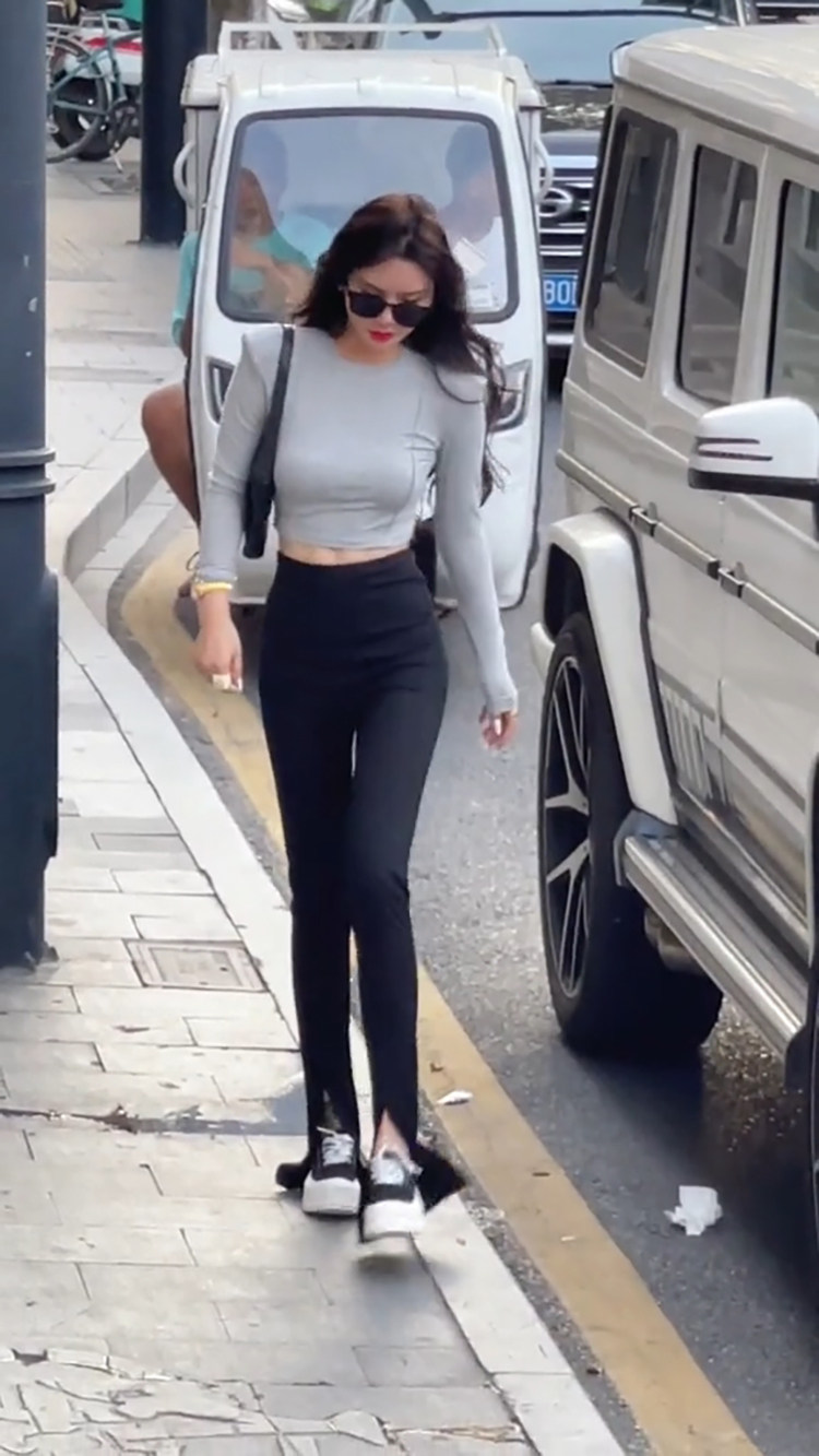 徐媛媛抖音同款早秋薄款得心应手拼接显瘦t恤高挑喇叭裤套装两件