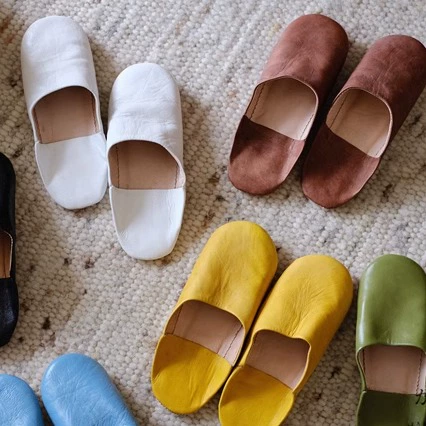 По мнению, кафетерий чайки, приобретенная в Японии, сделан в Марокко, овчине, традиционное метод загара, крытые тапочки