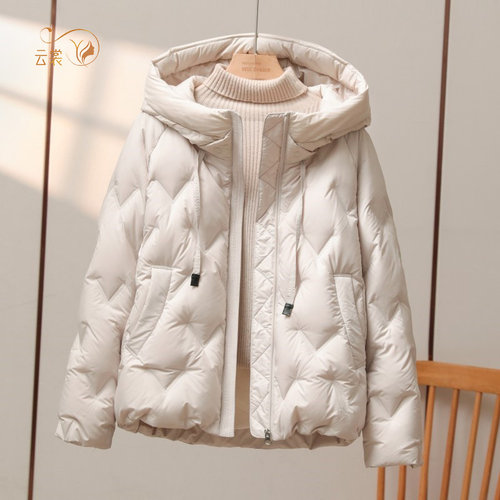 轻薄羽绒服女短款2025年冬季新款90白鸭绒时尚连帽小个子百搭外套