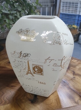 黄白色陶瓷18×12×25口径8.5×5.5做工小瑕疵