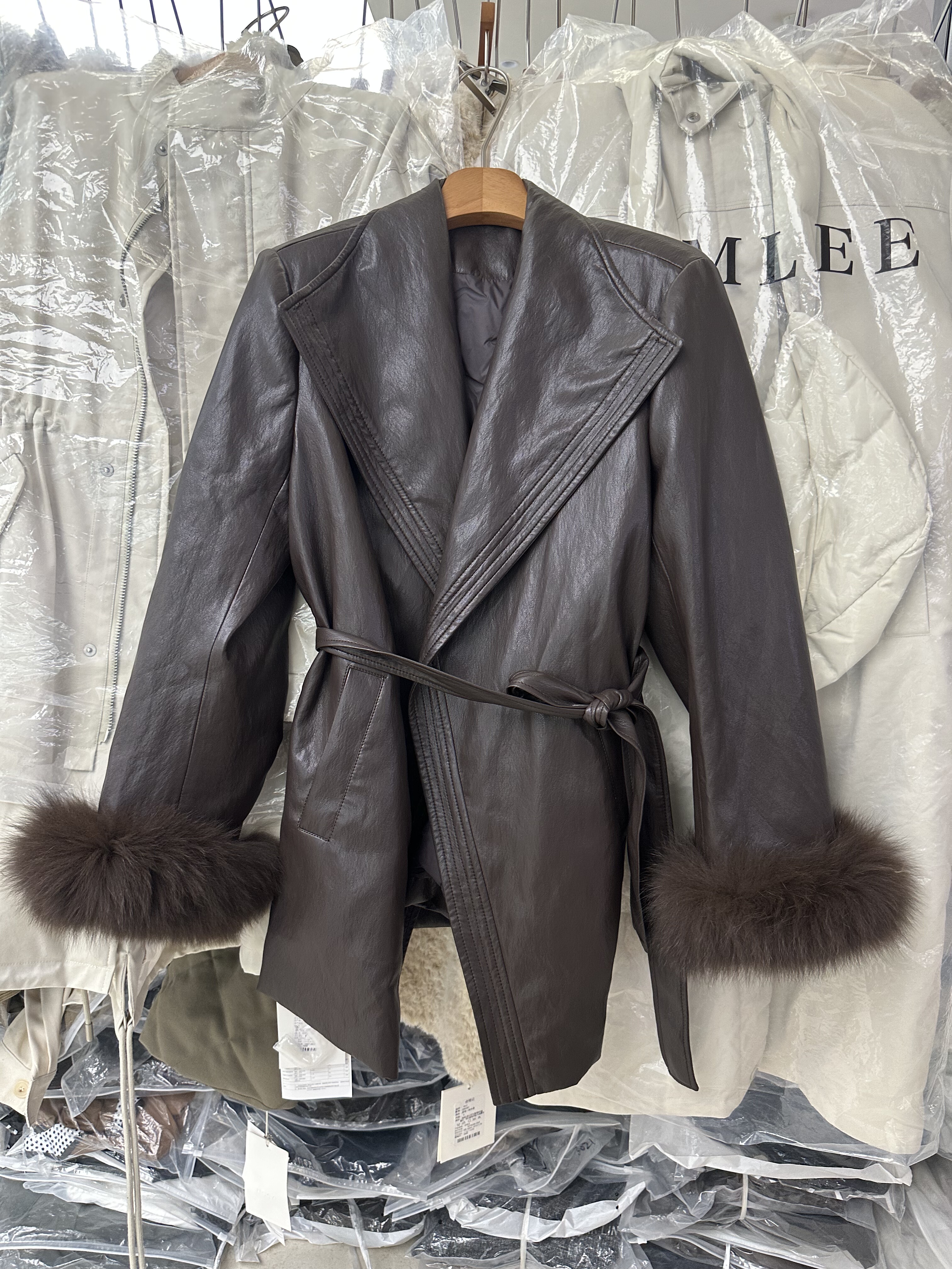 SY法式新款时尚高品质大翻领宽松系带加羽绒内里保暖皮外套大衣女