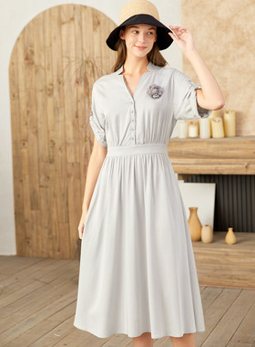 Famecoco折扣店知性优雅v领连衣裙收腰显瘦垂感天丝长裙F223FA026