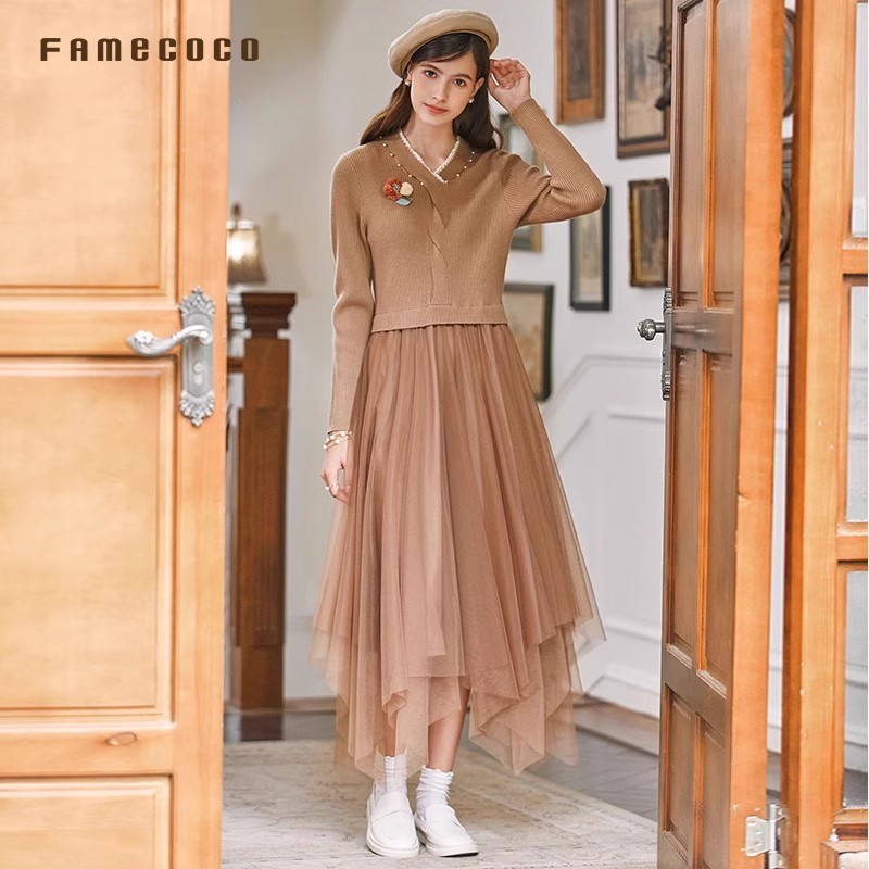 设计感V领修身针织拼接A字连衣裙