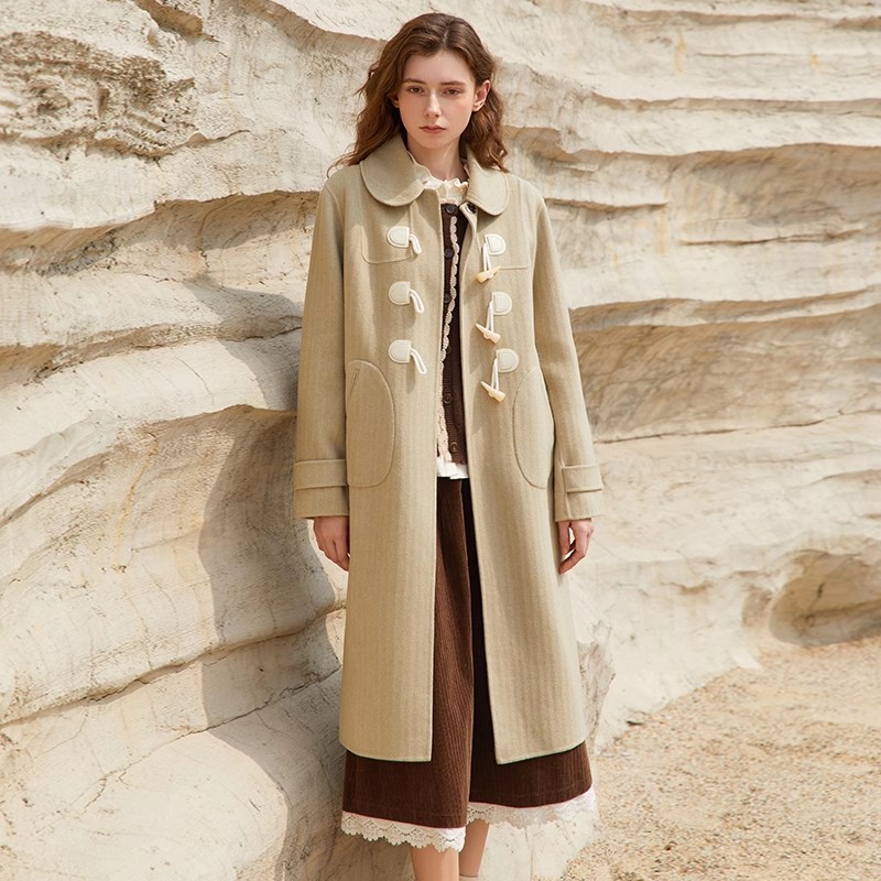 Famecoco范可儿学院风娃娃领牛角扣大衣长款毛呢外套FAB8AQ005