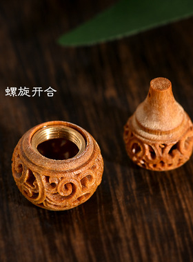 绿檀木刻镂空葫芦香囊手