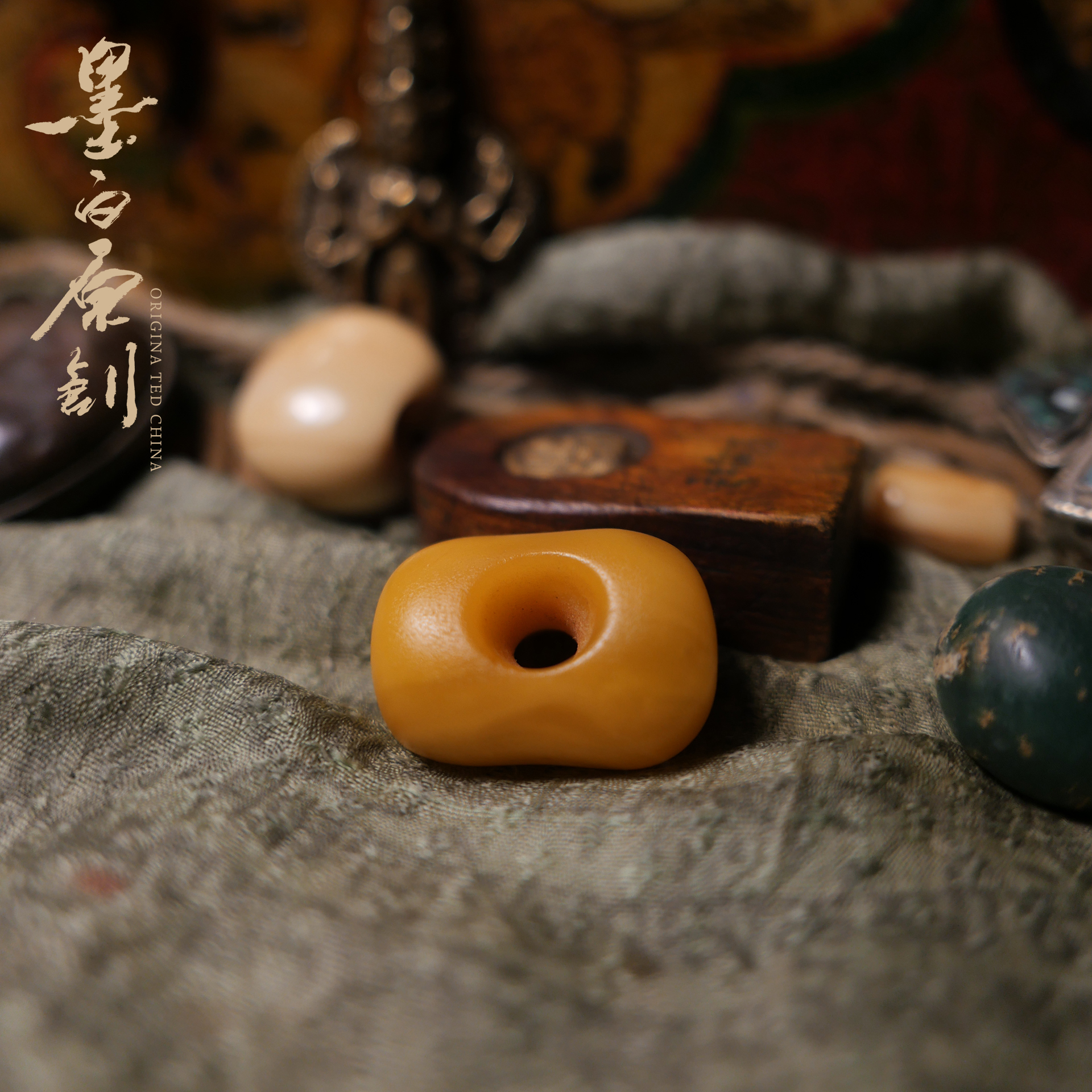 「墨白」古董蜜蜡随形小饼子星月菩提配饰吊坠顶珠背云