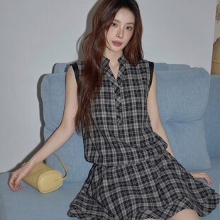 吵吵家高级感黑色格纹V领无袖连衣裙女2026夏季收腰纽扣A字短裙