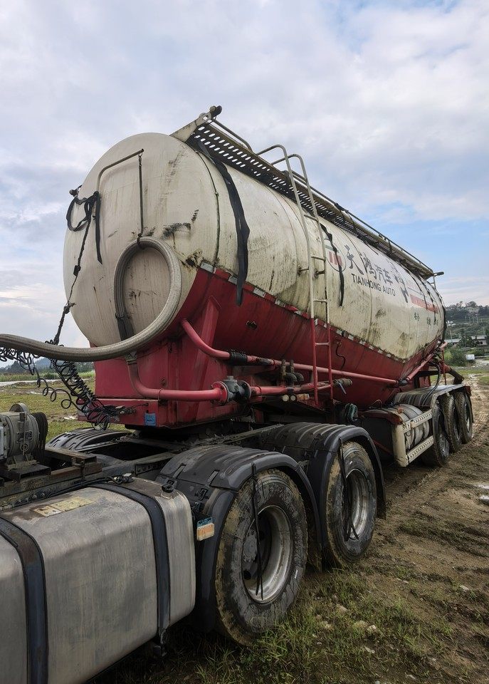 1月2日六盘水车牌号为湘AS535挂华梁天鸿牌重型罐式半挂车网络拍卖公告
