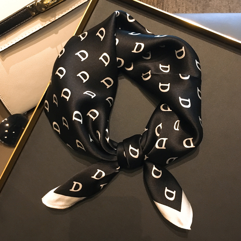 黑色字母真丝小方巾女春秋丝巾新款装饰桑蚕丝领巾薄妈妈围巾送礼