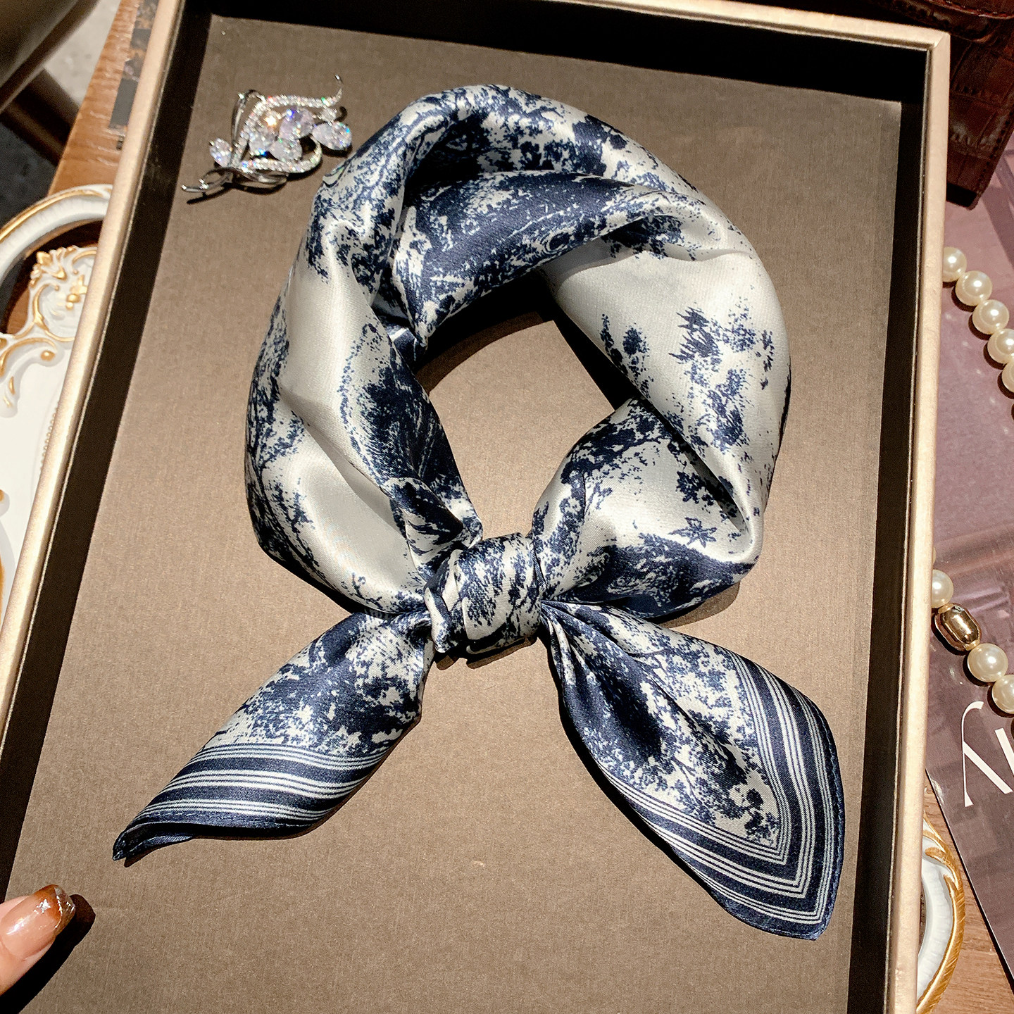 法式风情蓝白真丝小方巾女丝巾春秋100%桑蚕丝高级感领巾装饰围巾,服饰配件/皮带/帽子/围巾,围巾/丝巾/披肩,淘宝优惠券,粉丝福利购,淘宝优惠卷