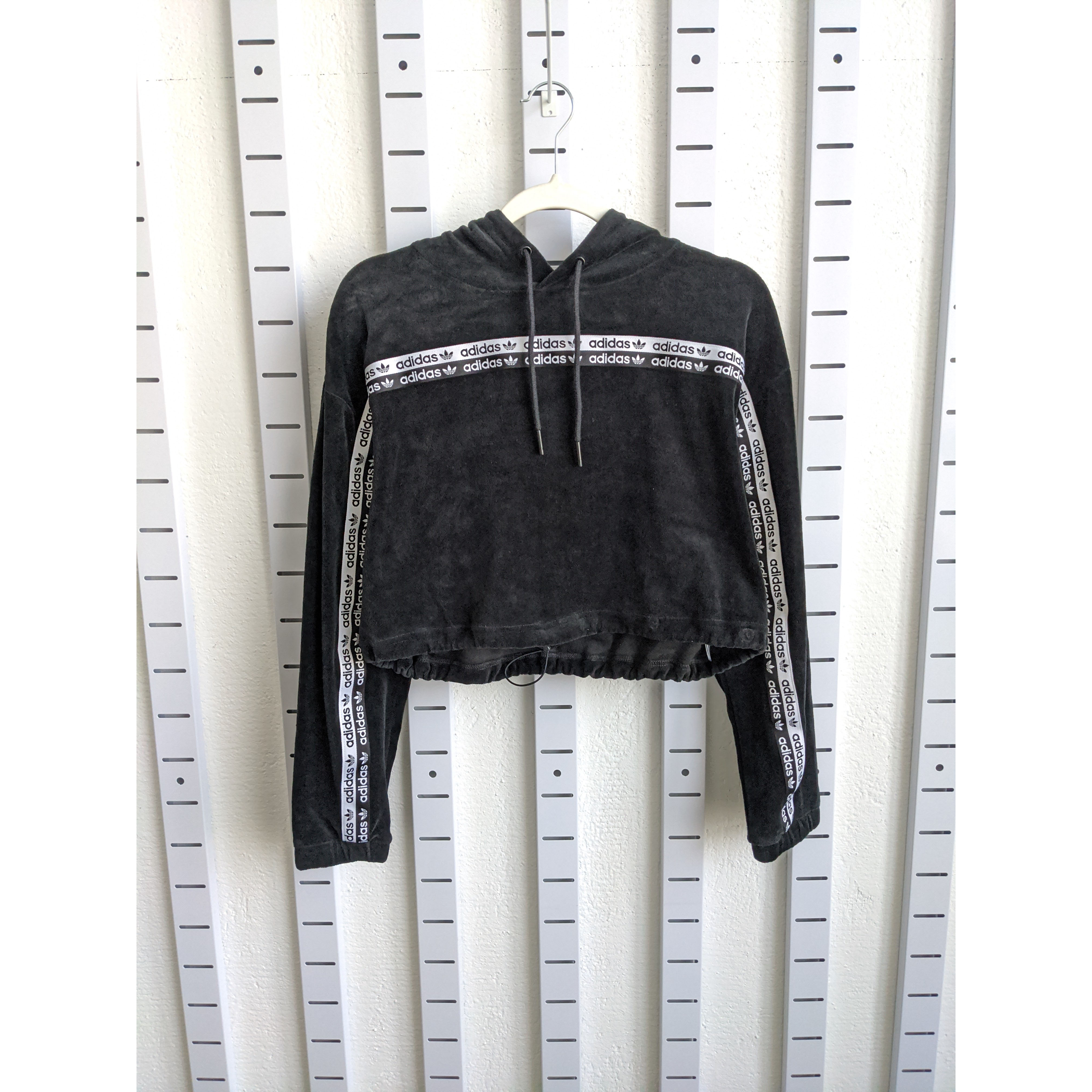 三叶草 adidas CROPPED HOOD 女串标短款休闲连帽套头衫 GI1117