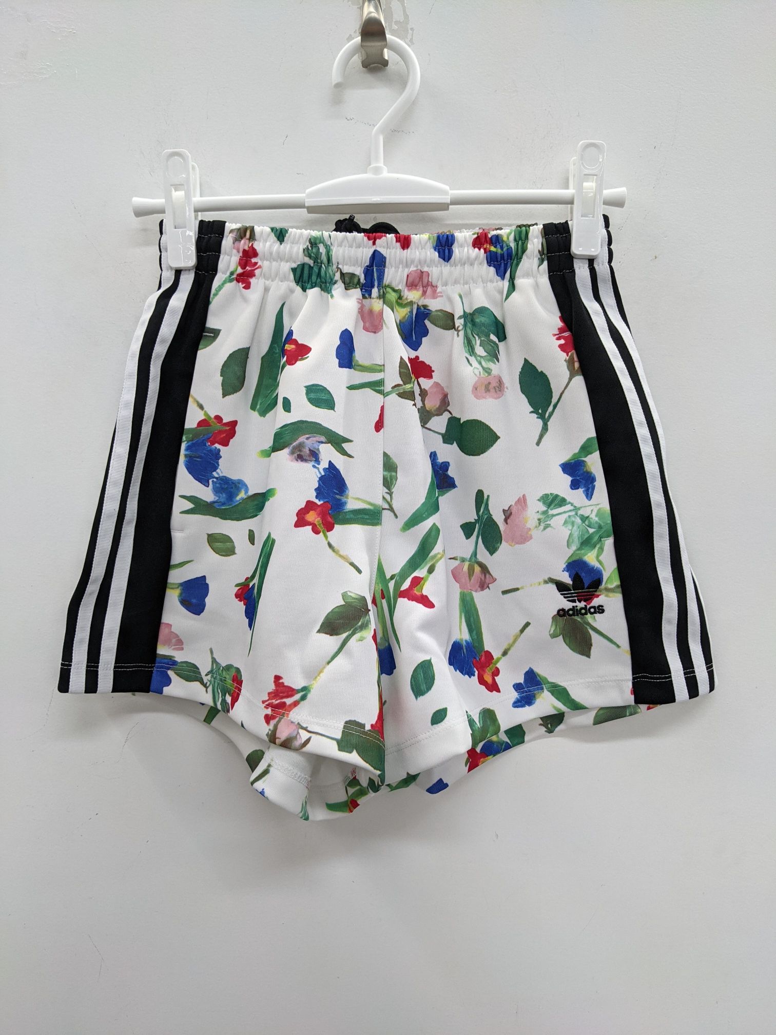 球鞋公爵 ADIDAS AOP SHORTS 三叶草花色女子运动休闲短裤 ED4761