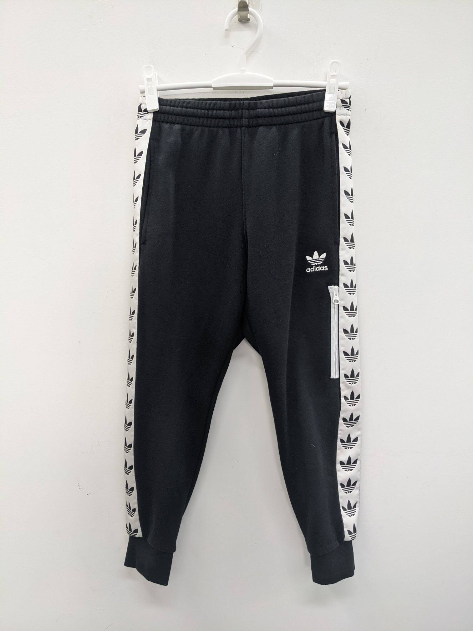 酷动城 ADIDAS 三叶草 串标LOGO男子运动收脚七分裤 DX4228 现货
