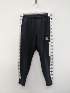 酷动城 ADIDAS 三叶草 串标LOGO男子运动收脚七分裤 DX4228 现货