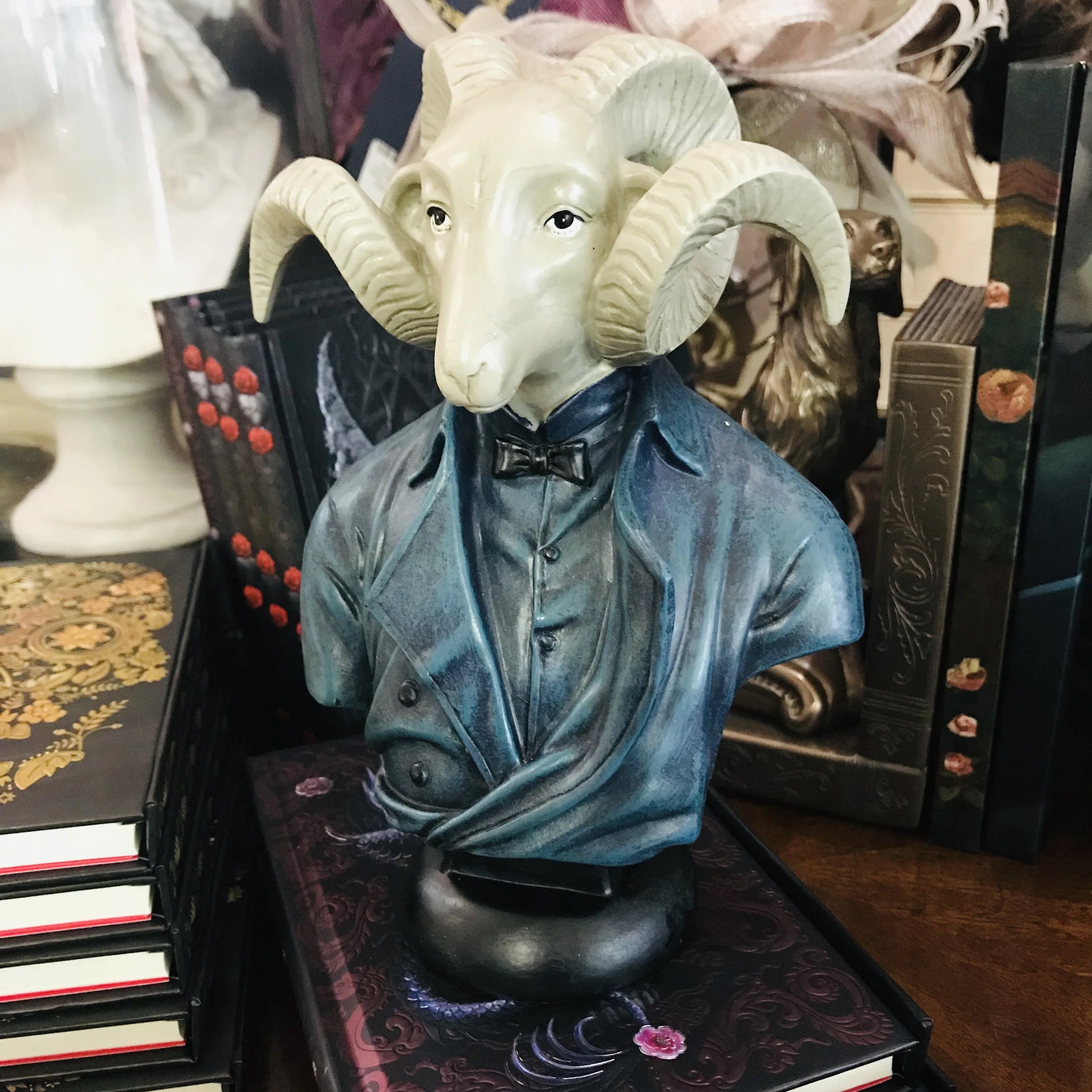 现纽约下城公园进口西装革履的公羊先生复古欧式手工上色趣味摆件