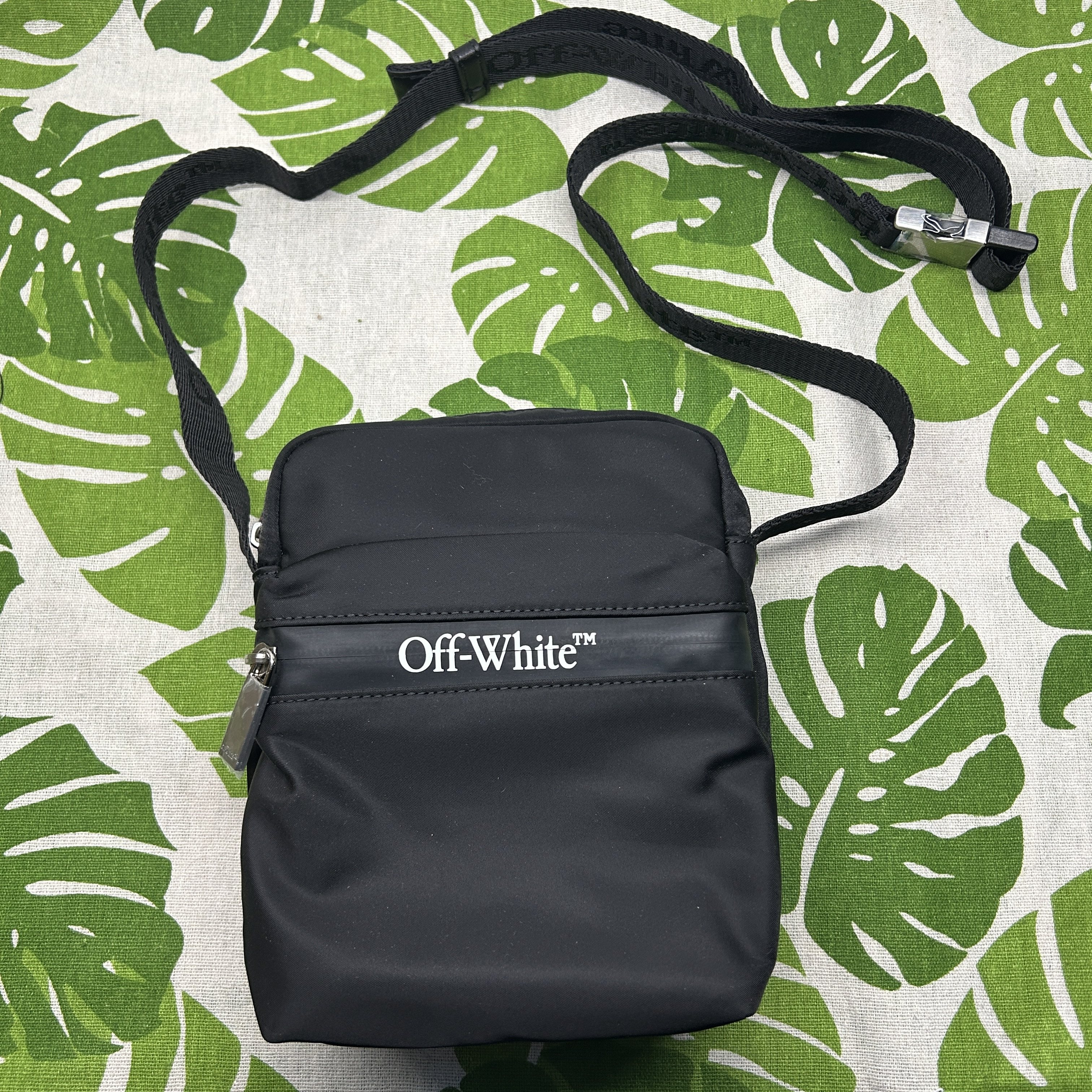 2026新款潮牌Ow高密尼龙斜挎包逛街旅游多隔层高品质欧美男士包袋