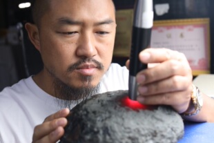 万福琥珀主播专业推荐缅甸蜜蜡茶血虫花手镯珠串雕刻件吊坠佛定制