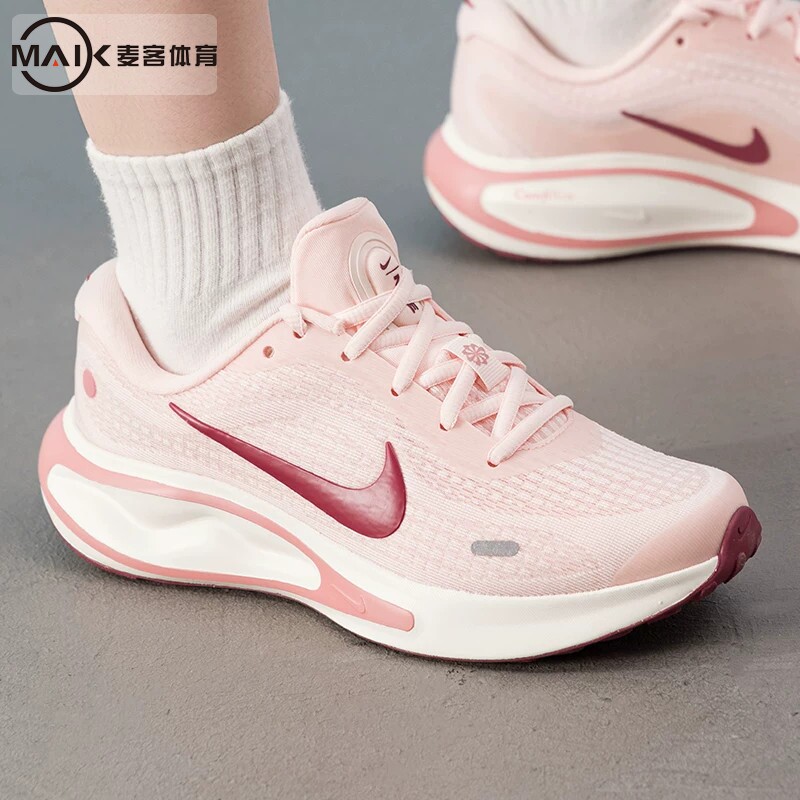 Nike耐克女跑步鞋透气网面缓震气垫运动鞋粉色专业女鞋FJ7765-802
