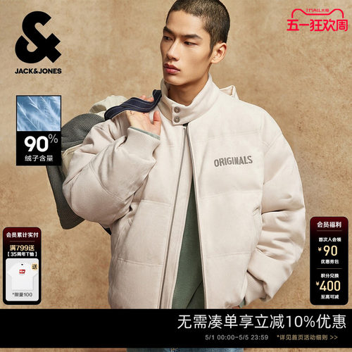 略宽松版型；半高领领型；按扣领口设计；
