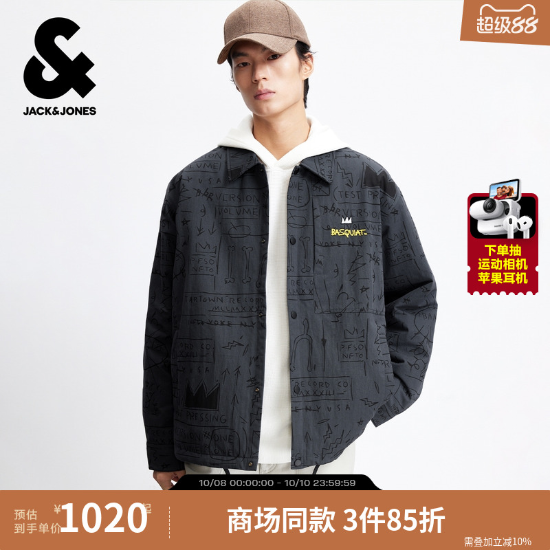 衣身BSQ图案满印，胸前BSQ logo刺绣，