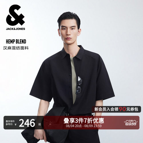 宽松版型，翻领领型，纽扣门襟